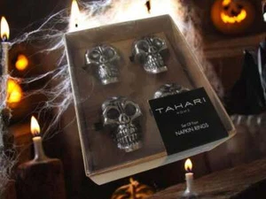 Tahari Set mit vier Skelett Totenkopf Serviettenringen Neu im Karton - Bild 1 von 1
