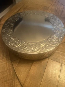 Eleganter Kuchenständer aus geprägtem Metall rund 13,75”x3,5” - Bild 1 von 5