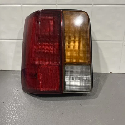 Conjunto de luz trasera izquierda lado conductor Ford Festiva 88-89. OEM Foto 1 de 4