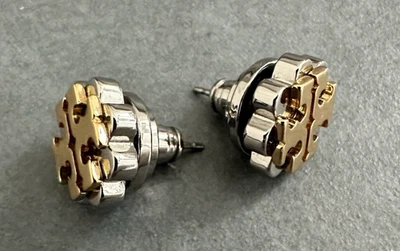 Дизайнерские серьги-гвоздики Tory Burch с двухцветным логотипом в виде цветка золото и серебро - Изображение 1 из 3