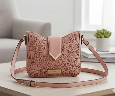 Bandolera Marc New York Andrew Marc NUEVA SIN ETIQUETAS Rosa Perforada Correa Ajustable Foto 1 de 4