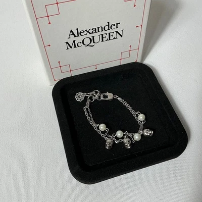 Pulsera Alexander Mcqueen Calavera y Perla Plata Foto 1 de 3