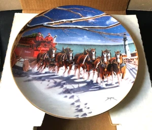 PLATO DE COLECCIONISTA BUDWEISER ANHEUSER BUSCH "ILUMINANDO EL CAMINO A CASA" POR Jeff Wack - Imagen 1 de 3