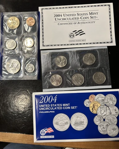 2004 Uncirculated US Mint Philadelphia & Denver Coin Set W/COA Cover