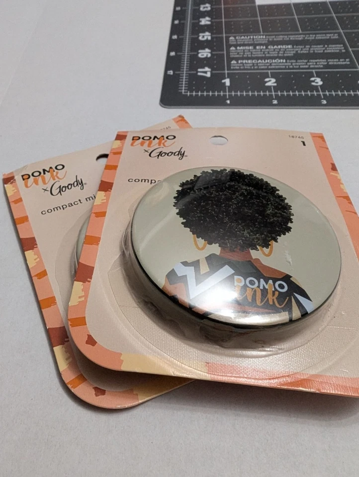 Goody Domo Ink Domonique Marrón Niña Afroafricana Espejo Compacto Lote 2 Sellados Foto 1 de 4