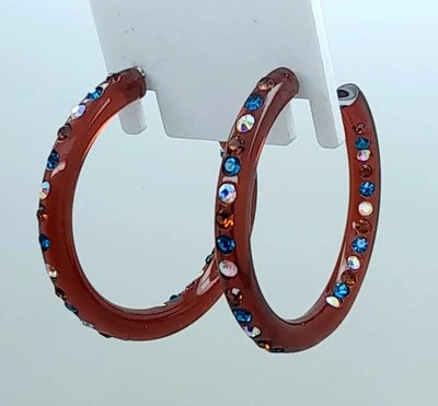 E186 SLIM 棕色塑料环带多色进出水钻时尚耳环 — 第 1/4 张图片