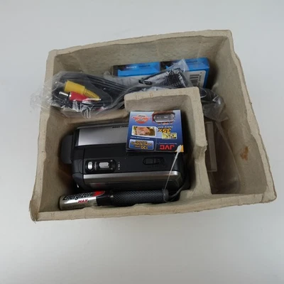 JVC GR-D850U Digital Camcorder MiniDV 35x Optical Zoom DV In/Out Widescreen - Image 1 of 4