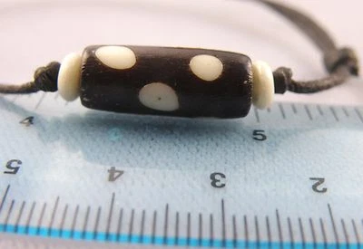 Pulsera de cordón de algodón encerado con cuentas de hueso de forma tubular motivo tribal de cierre de surfista Foto 1 de 3