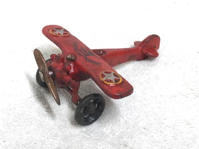 Avión de juguete John Deere de hierro fundido rojo genuino de la década de 1930 4,5" x 4 1/4" Foto 1 de 4