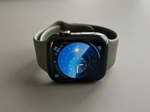 Apple Watch Series 5 - 44mm Edelstahl Space Schwarz, Sportarmband Khaki - Bild 1 von 6