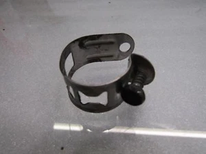 Mercedes E Class 98-00 2.4 V6 M112 E240 Fuel injector fuel rail clip + screw - Picture 1 of 3
