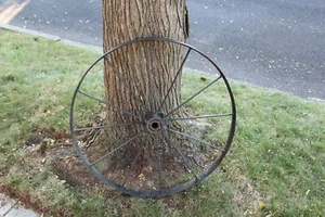 Antique Wagon Wheel Tractor Automobile #2 12 Spokes 32 Inches Tall Farm Decor - Picture 1 of 12