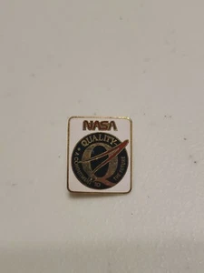 vintage NASA Nets QC's Quality Productivity pin pinback button lapel Rare AJ - Imagen 1 de 2