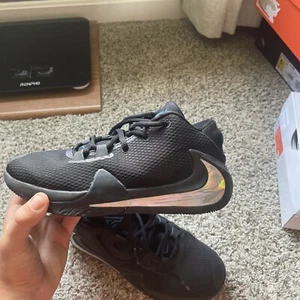 Size 4.5 - Nike Zoom Freak 1 Black Iridescent - Picture 1 of 9