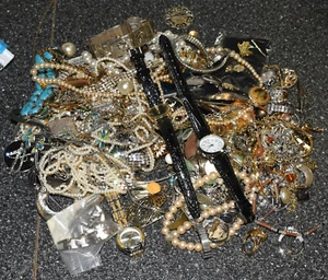 LOT COSTUME JEWELRY WATCHES PINS RINGS BRACELETS MISC - Picture 1 of 6