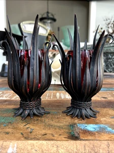 Par de candelabros estilo brutalista esculpidos en metal de mediados de siglo con votivos de vidrio - Imagen 1 de 14