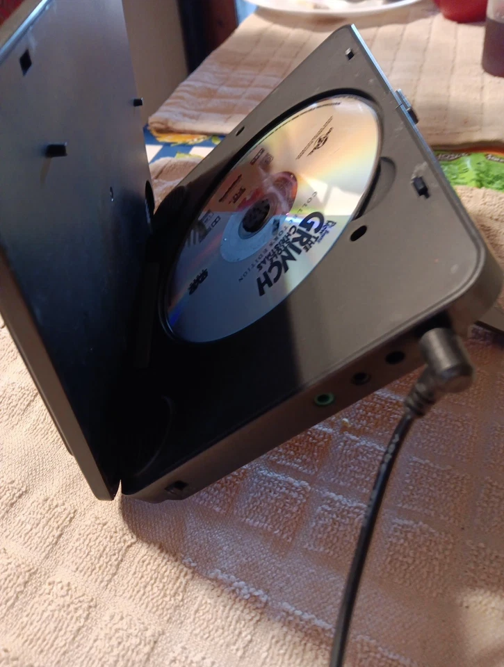 Sylvanian Sdvd7751 7 Inch Portable DvD Player Single Screen LCD Monitor - Image 1 of 4