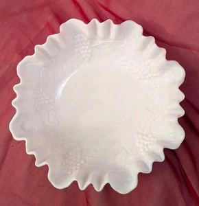 Ciotola rotonda ottagonale in vetro latte imperiale vintage uva 8 3/4" bordo arruffato bianco - Foto 1 di 11