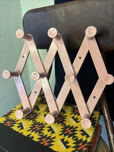 Vintage rosa Akkordeon Wandhänger klappbar hängend Kunststoff Haken faltbar USA - Bild 1 von 5