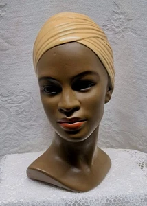 Precioso busto femenino vintage piel oscura en envoltura de cabeza fondo de fieltro años 60 cerámica - Imagen 1 de 7