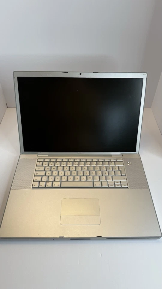 Apple MacBook Pro 17” A1212 (2006) Vintage Laptop – For Parts or Repair  - Image 1 of 4