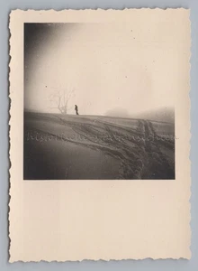 Tolles Foto von Person in Winterlandschaft - Altes Foto 1950er - Picture 1 of 2