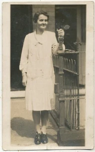 Unbekannte Frau in weiß vor Haus, Nordostengland - Bild 1 von 1