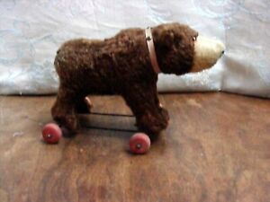Petit ours polaire marron ancien sur roues en très bon état d'origine h16cm l 24