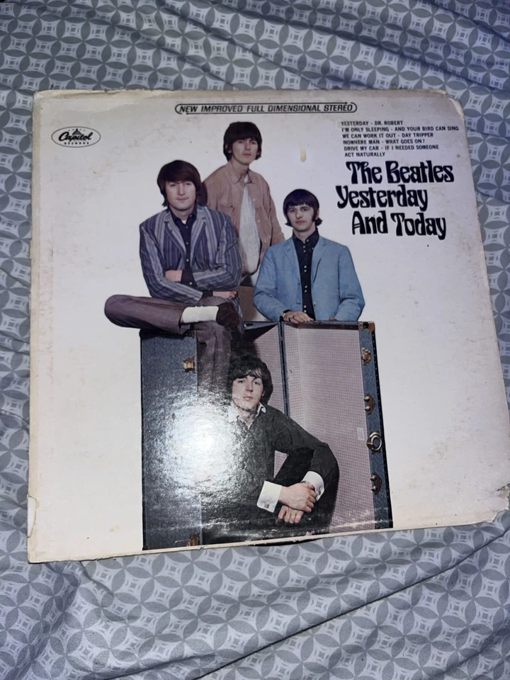 RARE! THE BEATLES YESTERDAY AND TODAY VINYL LP 1966 APPLE ST2553 VG+/VG+ - Image 1 of 4