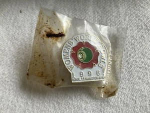 Insignia prendedor retro coleccionable "Women's World Bowls" Leamington Spa, 1996 - Imagen 1 de 5