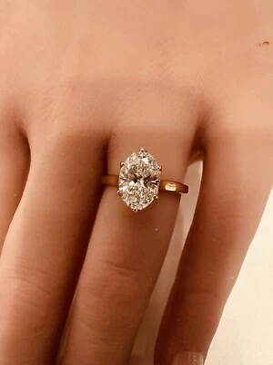 Impresionante anillo de compromiso de diamantes ovalados de oro amarillo de 14 quilates creado en laboratorio con clasificación IGI Foto 1 de 4