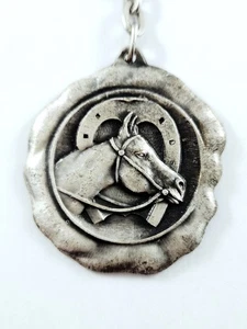 Portachiavi - Cavallo Passeggiate a Fortuna Magenta Caffè Di La Mairie 1960s - Picture 1 of 3