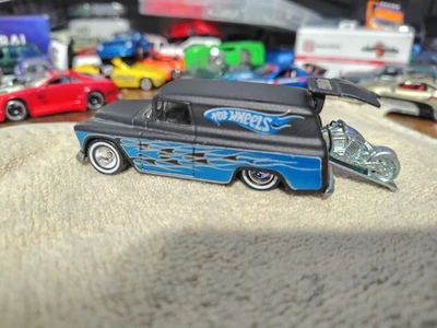 Hot Wheels Ultra Hots Series Negro/Azul 55 Chevy Panel Van Con Moto Suelto Foto 1 de 4