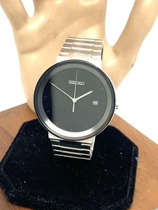 Reloj Seiko Hombre SUR485 Cuarzo Esfera Negra Fecha Plateado Acero Inoxidable 40mm - Imagen 1 de 13