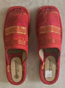 Andre Assous Slipper Pantoletten flache Damenschuhe 6B rot Sandalen Tatiana Brokat gebraucht, in einwandfreiem Zustand - Bild 1 von 16