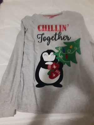 Camisa Navidad Holiday Time Mujer’s Talla Pequeña Chillin’ Together Foto 1 de 2