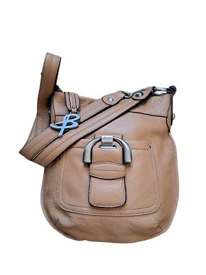 Bolso de mano bandolera de cuero tostado B. Makowsky herrajes plateados con cierre de cremallera.  Foto 1 de 4