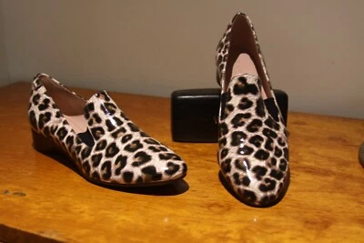 Zapatos de tacón de cuña Taryn Rose Claudia estampado de leopardo charol 1,25 pulgadas talla 6,5 B Foto 1 de 4