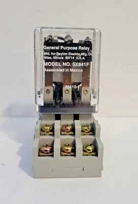 Dayton 5X841F Relé de Uso General 120VAC 10A con Base de Enchufe Usado Foto 1 de 3