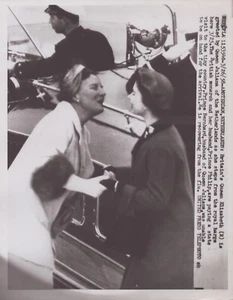 Queen Elizabeth II is Greeted by Queen Juliana of the Netherlands - Photo 1958 - Bild 1 von 2