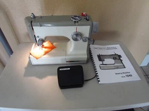 MACCHINA DA CUCIRE KENMORE MODELLO 1040 CON CUSTODIA "ROSA" E ISTRUZIONI - Foto 1 di 22