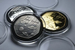 Trío de NUESTRO SISTEMA SOLAR Conmemorativos en Cápsulas. Plata, oro, titanio - Imagen 1 de 12