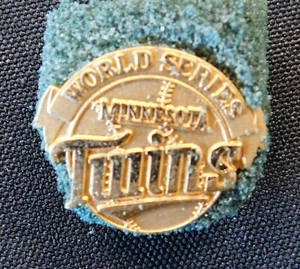 Minnesota Twins 1987 World Series Press Pin - Twins Vs Cardinals - Picture 1 of 3