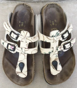 Sandalia plana con hebilla en T de cuero Papillio Birkenstock, flores beige, 7 - Imagen 1 de 8
