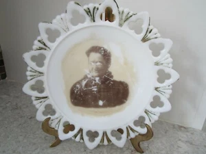 MILCHGLAS John Kemple "Shell and Club" Teller, Portrait, Originallack 9,25" - Bild 1 von 5