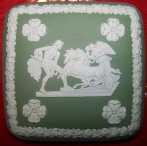 CAJA DE BARATIJAS CUADRADA JASPERWARE VERDE DE MADERA DE CUÑA CON TAPA - QUERUBINES Y ÁNGEL - Imagen 1 de 10