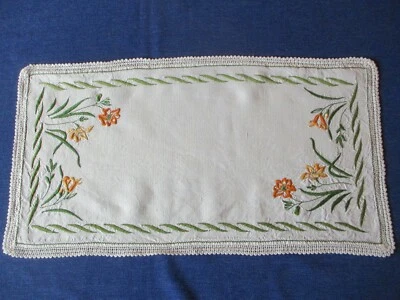 Napperon N°181 centre de table en lin blanc cassé fleur brodé couleur 35 x 66 cm - Photo 1/4