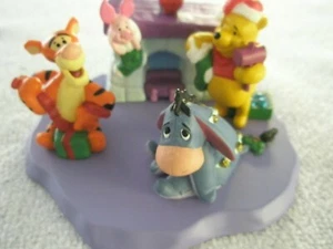 Figurine CHRISTMAS AT POOH'S HOUSE Hallmark 1999 NUOVE in scatole - Foto 1 di 12