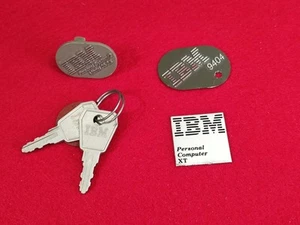IBM VINTAGE STEMMA LOGO CHIAVI RETRO COMPUTER  PC DOS WIN X86 9404 XT 35 SX PS/2 - Foto 1 di 10