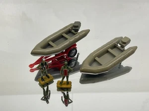 LUSO TOYS 2x DINGHY RIB BOAT + TRAILER + DIVER FIGURES -1:43- GOOD - 534 - Picture 1 of 8